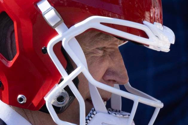 News Themen der Woche KW22 News Bilder des Tages US President Joe Biden welcomes the Kansas City Chiefs to the White House to celebrate their championship season and victory in Super Bowl LVIII US President Joe Biden wears a Kansas City Chiefs helmet during a ceremony welcoming the Kansas City Chiefs to the White House to celebrate their championship season and victory in Super Bowl LVIII, on the South Lawn of the White House in Washington, DC, USA, 31 May 2024. WASHINGTON DC United States  Copyright: xPool ABACAx