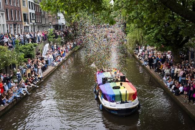 Bilder des Jahres 2024, News 06 Juni News Themen der Woche KW22 News Bilder des Tages UTRECHT - Participants in the Utrecht Pride boat parade wave to spectators. The main goal of organizing the annual event is to increase the visibility of LGBTIQ+ organizations. ANP JEROEN JUMELET netherlands out - belgium out  Copyright: xx x500071154x originalFilename: 500071154.jpg