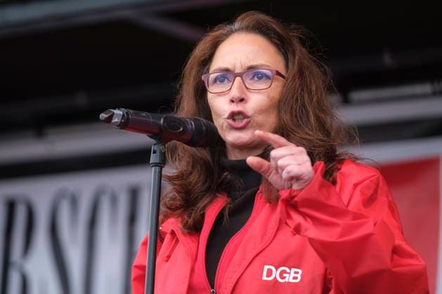 01.06.2024, Köln: Die Vorsitzende des DGB Yasmin Fahimi bei der Kundgebung in der Deutzer Werft unter dem Motto Arschhuh für Demokratie - Rechtsextremismus stoppen. Die Veranstaltung wird organisiert von den Aktionsbündnissen Köln stelllt sich quer , Arsch huh und Campact *** 01.06.2024, Cologne: The chairwoman of the DGB Yasmin Fahimi at the rally in the Deutzer Werft under the motto Arschhuh für Demokratie - Rechtsextremismus stoppen. The event is organised by the action alliances Köln stelllt sich quer , Arsch huh and Campact Nordrhein-Westfalen Deutschland, Germany 20240601-_DSF1091-2