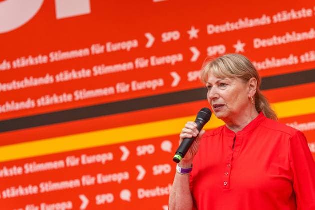 Großkundgebung der SPD in Leipzig vor Kommunal- und Europawahl. Es kam zu vereinzelten Störaktionen von Menschen der Letzten Generation und Pro-Palästina Anhängern. Hier die sächsische Gesundheits und Sozialministerin Petra Köpping. Wahlkampf SPD *** Large SPD rally in Leipzig before local and European elections There were isolated disruptive actions by people of the last generation and pro-Palestine supporters Here the Saxon Health and Social Affairs Minister Petra Köpping SPD election campaign