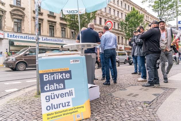 News Themen der Woche KW22 News Bilder des Tages Der sächsische Innenminister Armin Schuster (CDU) besucht einen Wahlstand der CDU auf der Leiziger Eisenbahnstrasse Armin Schuster Wahlkampf *** Saxonys Interior Minister Armin Schuster CDU visits a CDU election stand on Leiziger Eisenbahnstrasse Armin Schuster election campaign