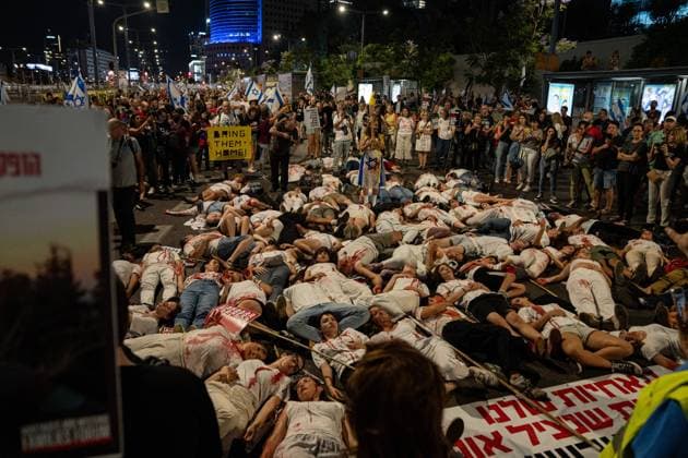 News Themen der Woche KW22 News Bilder des Tages Anti-Government Protest in Tel Aviv June 01 Hundreds of Israelis participate in an anti-government protest in Tel Aviv, Israel on Saturday, June 01, 2024, against Benjamin Netanyahu s government, demanding a hostage swap deal and ceasefire. Tel Aviv Tel Aviv Israel Copyright: xOrixAviramx