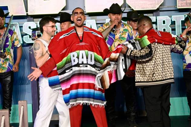 June 1, 2024, Mexico City, Ciudad de Mexico, Mexico: Actors Will Smith and Martin Lawrence put on a traditional Mexican serape during the red carpet of Bad Boys: Ride or Die film premiere at Toreo Parque central. Mexico City Mexico - ZUMAe321 20240601_zea_e321_086 Copyright: xCarlosxTischler xEyepixxGroupx
