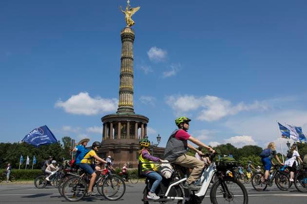 News Themen der Woche KW22 News Bilder des Tages ADFC Sternfahrt, Fahrraddemo, Berlin, 02.06.2024 Fahrradfahrer mit Fahne des ADFC bei der 48. ADFC Sternfahrt unter dem Motto Alle aufs Rad! in Berlin, 02.06.2024 Berlin Großer Stern *** ADFC rally, bicycle demonstration, Berlin, 02 06 2024 Cyclist with ADFC flag at the 48th ADFC rally under the motto Alle aufs Rad in Berlin, 02 06 2024 Berlin Großer Stern Copyright: xBenxKriemannx