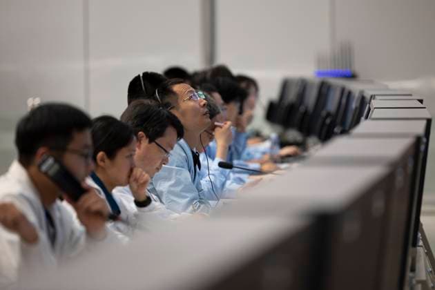 News Themen der Woche KW22 News Bilder des Tages (240602) -- BEIJING, June 2, 2024 -- Technical personnel work at the Beijing Aerospace Control Center (BACC) in Beijing, capital of China, June 2, 2024. China s Chang e-6 touched down on the far side of the moon on Sunday morning, and will collect samples from this rarely explored terrain for the first time in human history, the China National Space Administration (CNSA) announced. Supported by the Queqiao-2 relay satellite, the lander-ascender combination of the Chang e-6 probe successfully landed at the designated landing area at 6:23 a.m. (Beijing Time) in the South Pole-Aitken (SPA) Basin. ) (EyesonSci)CHINA-CHANG E-6-MOON-FAR SIDE-LANDING (CN) JinxLiwang 