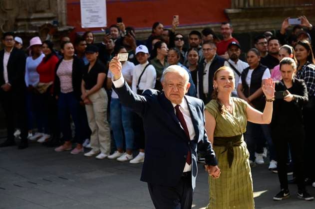 The President of Mexico, Andres Manuel Lopez Obrador, accompanied by his wife Beatriz Gutio rrez MoÂ¼ller, shows his Voting card after casting their vote during the general election. Mexico City Mexico - ZUMAe321 20240602_zia_e321_010 Copyright: xCarlosxTischlerx