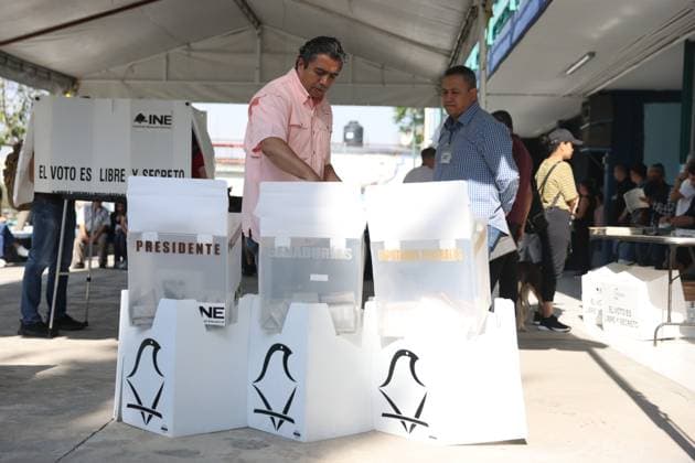 (240602) -- MEXICO CITY, June 2, 2024 -- A voter casts his ballot at a polling station in Mexico City, Mexico, June 2, 2024. Sunday s general elections are considered the largest in Mexico s modern history, with the presidency, legislative seats, governorships and local government positions up for grabs. ) MEXICO-MEXICO CITY-GENERAL ELECTIONS LixMengxin 