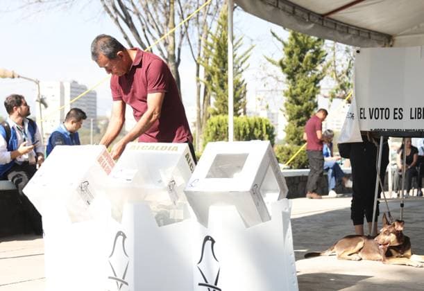 (240602) -- MEXICO CITY, June 2, 2024 -- A voter casts his ballot at a polling station in Mexico City, Mexico, June 2, 2024. Sunday s general elections are considered the largest in Mexico s modern history, with the presidency, legislative seats, governorships and local government positions up for grabs. ) MEXICO-MEXICO CITY-GENERAL ELECTIONS LixMengxin 