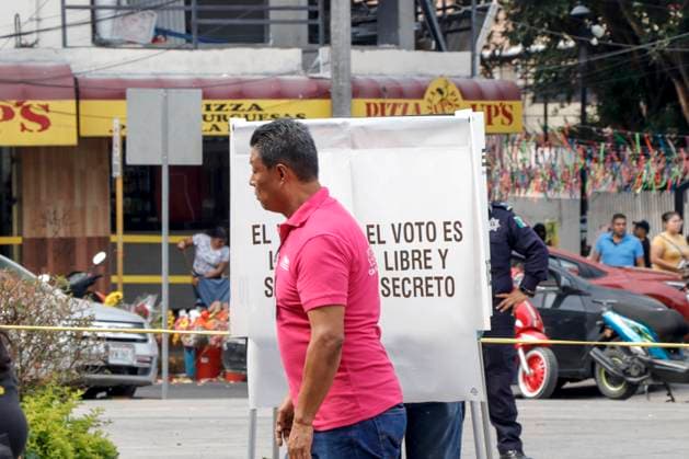 June 2, 2024, Chilpancingo, Guerrero, Mexico: The state police guard polls installed in the central avenue of Chilpancingo, capital of the state of Guerrero in this 2024 electoral process, the most violent state in this electoral process Chilpancingo Mexico - ZUMAj170 20240602_zip_j170_004 Copyright: xDavidxJuarezx