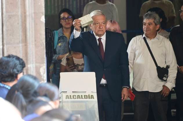 The President of Mexico, Andres Manuel Lopez Obrador, shows voting ballot before casting their vote at the ballot box during the general election. on June 2, 2024 in Mexico City, Mexico. Mexico City Mexico - ZUMAe321 20240602_zia_e321_026 Copyright: xCarlosxTischlerx
