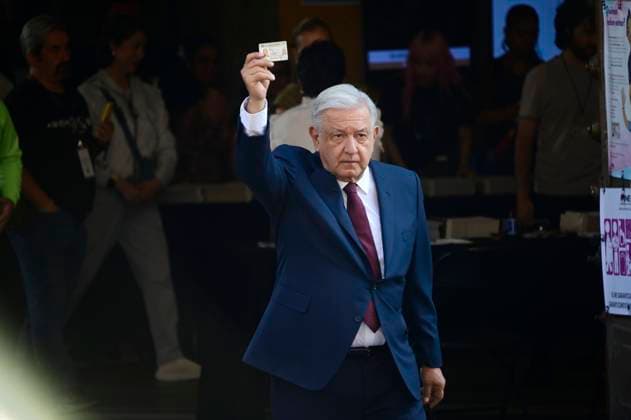 News Bilder des Tages The President of Mexico, Andres Manuel Lopez Obrador, shows his Voting card after casting their vote during the general election. on June 2, 2024 in Mexico City, Mexico. Mexico City Mexico - ZUMAe321 20240602_zia_e321_027 Copyright: xCarlosxTischlerx