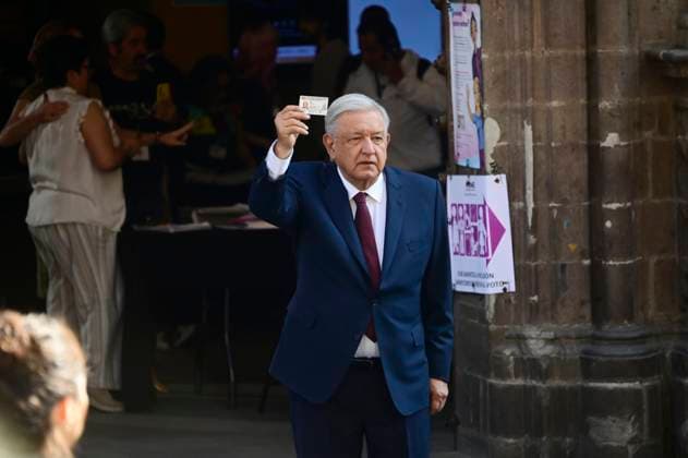 The President of Mexico, Andres Manuel Lopez Obrador, shows his Voting card after casting their vote during the general election. on June 2, 2024 in Mexico City, Mexico. Mexico City Mexico - ZUMAe321 20240602_zia_e321_028 Copyright: xCarlosxTischlerx