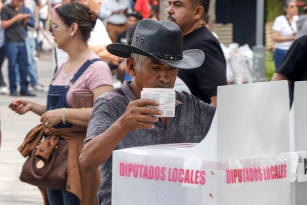 June 2, 2024, Chilpancingo, Guerrero, Mexico: A man casts his vote in a special box in the city of Chilpancingo Guerrero, one of the most violent states for these electoral elections for president of the country Chilpancingo Mexico - ZUMAj170 20240602_zip_j170_007 Copyright: xDavidxJuarezx