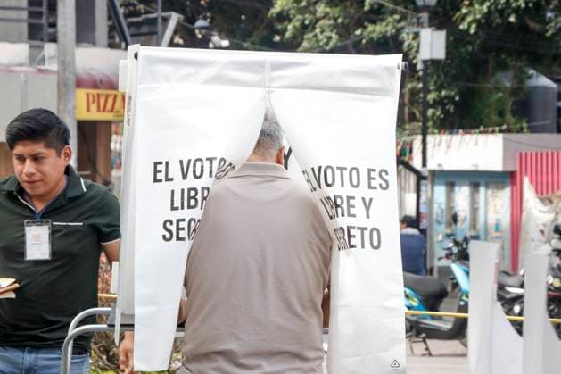 June 2, 2024, Chilpancingo, Guerrero, Mexico: The state police guard polls installed in the central avenue of Chilpancingo, capital of the state of Guerrero in this 2024 electoral process, the most violent state in this electoral process Chilpancingo Mexico - ZUMAj170 20240602_zip_j170_012 Copyright: xDavidxJuarezx