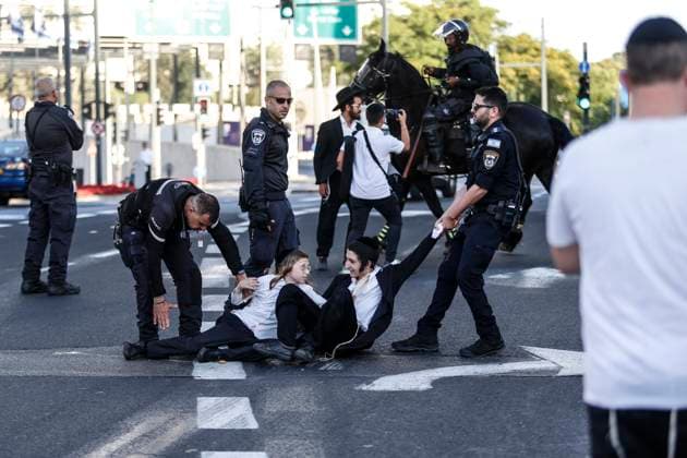 News Themen der Woche KW22 MIDEAST ISRAEL DEFENSE PROTEST Police remove ultra-Orthodox Jews blocking a road during a protest against military conscription outside the Israeli Supreme Court in Jerusalem, 02 June 2024. Israels Supreme Court hears on 02 June a response by the state over the ultra orthodox recruitment issue, after previously extending a deadline for the government to present a conscription plan for ultra-Orthodox Jews, who are traditionally exempt from military service. photo by saeed qaq Copyright: xSAEEDQAQx _B9Z4201