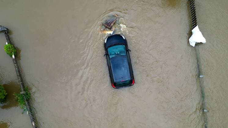 Die Hochwassersituation war auch am Sonntag angespannt. Die Pegel waren vielerorts auf Rekordniveau. Einige Dämme, auch mobile Dämme, sind in verschiedenen Ortschaften gebrochen. Die Wassermassen schossen durch die Ortschaften. Einige Ortschaften waren bis zu 2 Meter überflutet. Mittlerweile fürchten die Menschen an der Donau ein Jahrhunderthochwasser. Die Rettungskräfte werden vom DLRG und der Bundeswehr unterstützt. Immer wieder retten sie Menschen aus gefährdeten Wohngebieten. Nordendorf Bayern Deutschland *** The flood situation was also tense on Sunday The water levels were at record levels in many places Some dams, including mobile dams, broke in various villages The masses of water shot through the villages Some villages were
