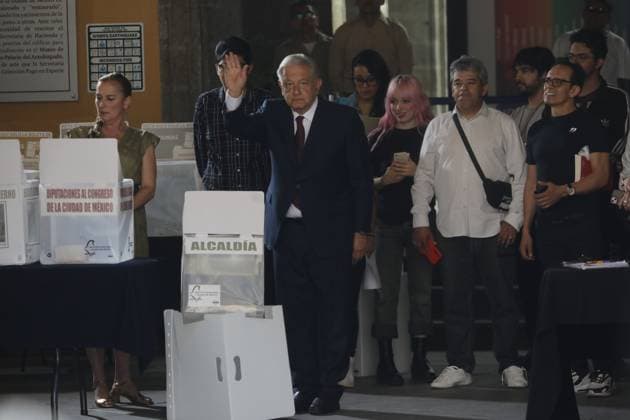 The President of Mexico, Andres Manuel Lopez Obrador, casting their vote at the ballot box during the general election. on June 2, 2024 in Mexico City, Mexico. Mexico City Mexico - ZUMAe321 20240602_zia_e321_066 Copyright: xIanxRoblesxEyepixxGroupx