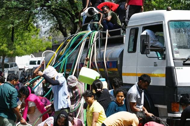 News Themen der Woche KW22 News Bilder des Tages NEW DELHI, INDIA - JUNE 2: People are filling water in drums from a supply tanker of Delhi Government, during a high temperature heat wave, at Chanakyapuri, on June 2, 2024 in New Delhi, India. Several areas in Delhi including Chanakyapuri s Sanjay Camp area and the Geeta colony area among those facing acute water shortages. In the blazing heat, people wait in long queues, hoping to fill at least one bucket, as tankers come and go without adequately serving the large populations in the colonies. (Photo by Vipin Kumar Hindustan Times ) Water Crisis In Delhi