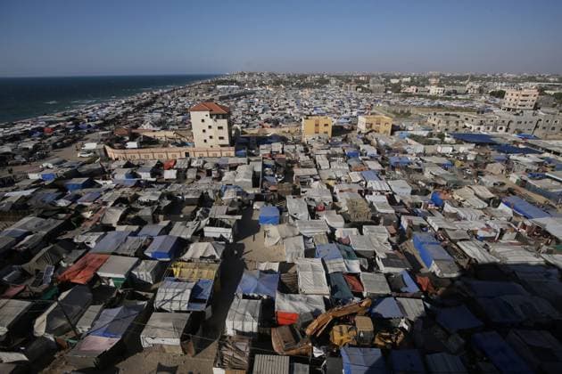 News Themen der Woche KW22 News Bilder des Tages A general view is showing tents housing internally displaced Palestinians crowding the beach and the Mediterranean shoreline in Deir el-Balah A general view is showing tents housing internally displaced Palestinians crowding the beach and the Mediterranean shoreline in Deir el-Balah in the central Gaza Strip on June 02 , 2024, amid the ongoing Israel war in Gaza. Photo by Omar Ashtawy apaimages Deir el-Balah Gaza Strip Palestinian Territory 020624_Dair_El-Balah_OSH_00(68) Copyright: xapaimagesxOmarxAshtawyx xapaimagesx
