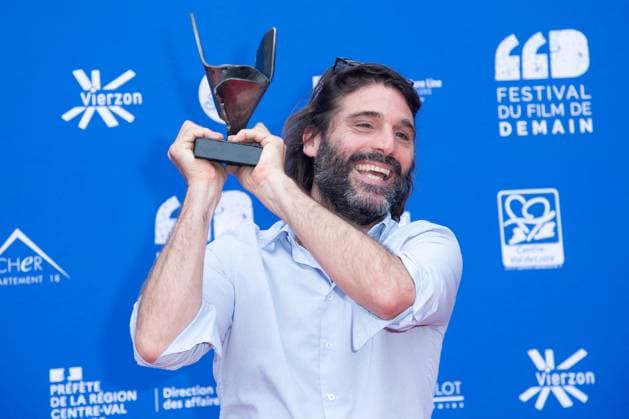 Entertainment Bilder des Tages Vierzon Winners Photocall Vincent Cappello posing with his Honorable Mention Award for the movie Nouveau Monde during the Winners Photocall as part of the Festival du Film de Demain in Vierzon, France on June 02, 2024. Photo by Aurore Marechal ABACAPRESS.COM Vierzon France  Copyright: xMarechalxAurore ABACAx