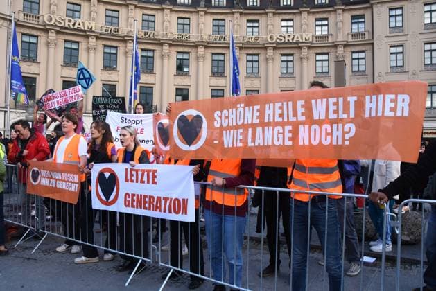 News Themen der Woche KW22 News Bilder des Tages Demonstranten Muenchen 02.06.2024 Karlsplatz Stachus-FDP-Abschlusskundgebung zur Europawahl Muenchen *** Demonstrators Munich 02 06 2024 Karlsplatz Stachus FDP final rally for the European elections Munich