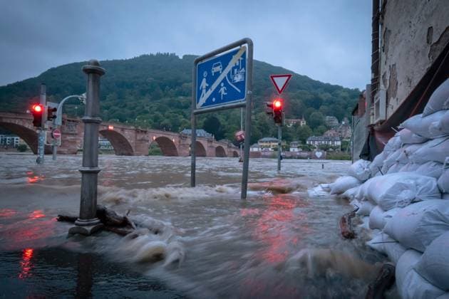 Die Alte Bruecke in Heidelberg, darunter der Neckar in Hochwasserlage mit Pegelstand von 4.60 Meter, Gebaeude werden mit Sandsaecken geschuetzt (Foto vom 02.06.2024). Die Hochwasserlage spitzt sich in einigen Gebieten Baden-Wuerttembergs und Bayerns zu. Menschen in den Flutgebieten in Baden-Wuerttemberg und Bayern mussten in Sicherheit gebracht werden, Daemme hielten teils nicht stand. EDITORIAL USE ONLY *** The old bridge in Heidelberg, below the Neckar in flood situation with a water level of 4 60 meters, buildings are protected with sandbags Photo from 02 06 2024 The flood situation is getting worse in some areas of Baden Wuerttemberg and Bavaria People in the flood areas in Baden Wuerttemberg and Bavaria had to be brought to safety, som Copyright: epd-bild TimxWegner Hochwasser_Hdbg_0010