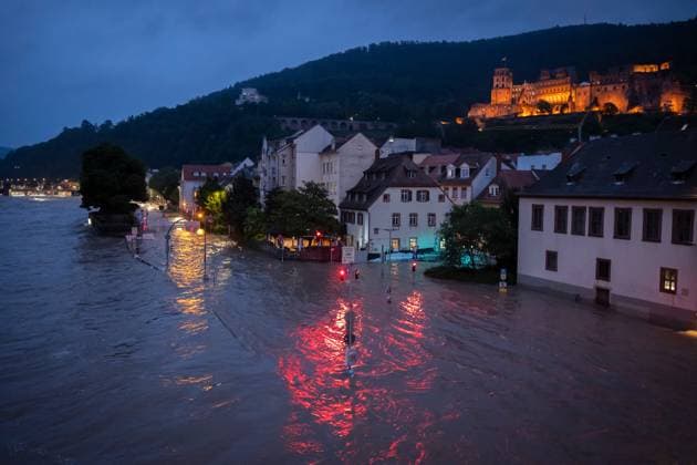 Schloss und Altstadt in Heidelberg, davor der Neckar in Hochwasserlage mit Pegelstand von 4.60 Meter (Foto vom 02.06.2024). Die Hochwasserlage spitzt sich in einigen Gebieten Baden-Wuerttembergs und Bayerns zu. Menschen in den Flutgebieten in Baden-Wuerttemberg und Bayern mussten in Sicherheit gebracht werden, Daemme hielten teils nicht stand. EDITORIAL USE ONLY *** Castle and old town in Heidelberg, in front of it the Neckar in flood situation with water level of 4 60 meters Photo from 02 06 2024 The flood situation is getting worse in some areas of Baden Wuerttemberg and Bavaria People in the flood areas in Baden Wuerttemberg and Bavaria had to be brought to safety, some dams could not withstand EDITORIAL USE ONLY Copyright: epd-bild TimxWegner Hochwasser_Hdbg_0021