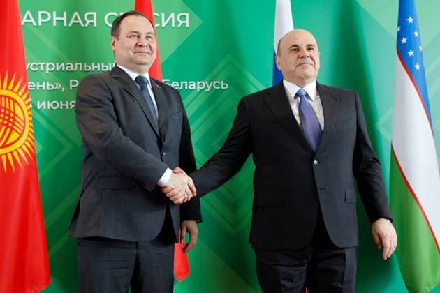 News Themen der Woche KW23 Belarus Russia 8697322 03.06.2024 Russian Prime Minister Mikhail Mishustin shakes hands with Belarusian Prime Minister Roman Golovchenko, left, before the plenary session Food Security of the Eurasian Economic Union in Minsk, Belarus. Dmitry Astakhov Sputnik Minsk Belarus  Copyright: xDmitryxAstakhovx