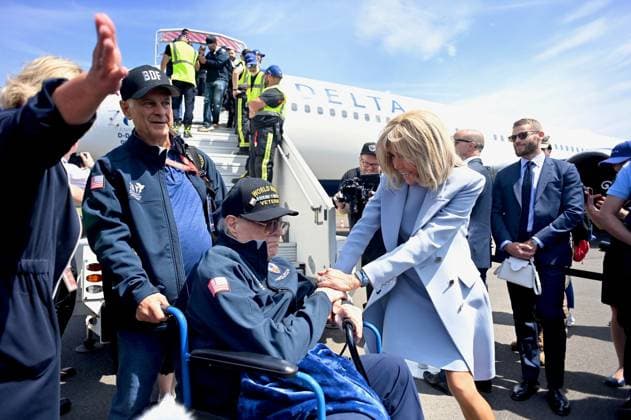 News Themen der Woche KW23 News Bilder des Tages Brigitte Macron Welcomes Veterans - Deauville French President wife Brigitte Macron welcomes veterans as they arrive at the Deauville-Normandie Airport, in Saint-Gatien-des-Bois, northwestern France, on June 3, 2024, ahead of the D-Day commemorations marking the 80th anniversary of the World War II Allied landings in Normandy. Photo by Franck Castel ABACAPRESS.COM Saint-Gatien-des-Bois France  Copyright: xCastelxFranck ABACAx