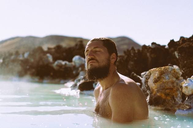 Man relaxing in hot spring Blue Lagoon, Iceland. Grindavik, Grindavíkurbær, Iceland CR_YUKI240515-1433091-01 ,model released, Symbolfoto