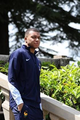 President Macron Visits The National Football Center - Clairefontaine Kylian Mbappe - President Emmanuel Macron visits the French men s football team, at the Clairefontaine National Football Center, in Clairefontaine-en-Yvelines, France, on June 3, 2024. Photo by Stephane Lemouton Pool ABACAPRESS.COM Clairefontaine France  Copyright: xPool ABACAx