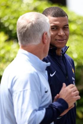 President Macron Visits The National Football Center - Clairefontaine Kylian Mbappe and Didier Deschamps - President Emmanuel Macron visits the French men s football team, at the Clairefontaine National Football Center, in Clairefontaine-en-Yvelines, France, on June 3, 2024. Photo by Stephane Lemouton Pool ABACAPRESS.COM Clairefontaine France  Copyright: xPool ABACAx