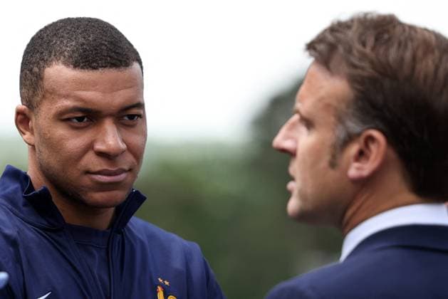 President Macron Visits The National Football Center - Clairefontaine Kylian Mbappe - President Emmanuel Macron visits the French men s football team, at the Clairefontaine National Football Center, in Clairefontaine-en-Yvelines, France, on June 3, 2024. Photo by Stephane Lemouton Pool ABACAPRESS.COM Clairefontaine France  Copyright: xPool ABACAx
