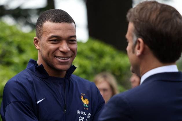 President Macron Visits The National Football Center - Clairefontaine Kylian Mbappe - President Emmanuel Macron visits the French men s football team, at the Clairefontaine National Football Center, in Clairefontaine-en-Yvelines, France, on June 3, 2024. Photo by Stephane Lemouton Pool ABACAPRESS.COM Clairefontaine France  Copyright: xPool ABACAx