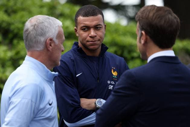 President Macron Visits The National Football Center - Clairefontaine Kylian Mbappe and Didier Deschamps - President Emmanuel Macron visits the French men s football team, at the Clairefontaine National Football Center, in Clairefontaine-en-Yvelines, France, on June 3, 2024. Photo by Stephane Lemouton Pool ABACAPRESS.COM Clairefontaine France  Copyright: xPool ABACAx