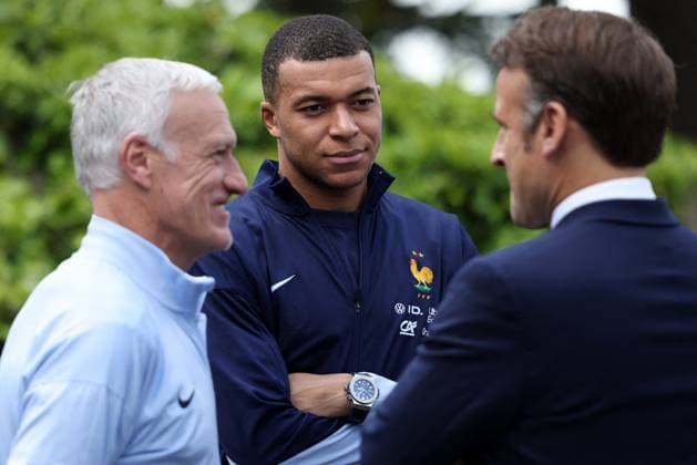 President Macron Visits The National Football Center - Clairefontaine Kylian Mbappe and Didier Deschamps - President Emmanuel Macron visits the French men s football team, at the Clairefontaine National Football Center, in Clairefontaine-en-Yvelines, France, on June 3, 2024. Photo by Stephane Lemouton Pool ABACAPRESS.COM Clairefontaine France  Copyright: xPool ABACAx