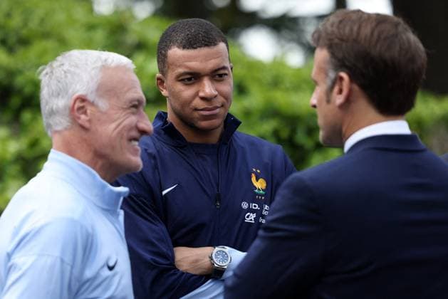 President Macron Visits The National Football Center - Clairefontaine Kylian Mbappe and Didier Deschamps - President Emmanuel Macron visits the French men s football team, at the Clairefontaine National Football Center, in Clairefontaine-en-Yvelines, France, on June 3, 2024. Photo by Stephane Lemouton Pool ABACAPRESS.COM Clairefontaine France  Copyright: xPool ABACAx