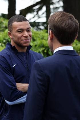 President Macron Visits The National Football Center - Clairefontaine Kylian Mbappe - President Emmanuel Macron visits the French men s football team, at the Clairefontaine National Football Center, in Clairefontaine-en-Yvelines, France, on June 3, 2024. Photo by Stephane Lemouton Pool ABACAPRESS.COM Clairefontaine France  Copyright: xPool ABACAx