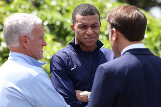 President Macron Visits The National Football Center - Clairefontaine Kylian Mbappe and Didier Deschamps - President Emmanuel Macron visits the French men s football team, at the Clairefontaine National Football Center, in Clairefontaine-en-Yvelines, France, on June 3, 2024. Photo by Stephane Lemouton Pool ABACAPRESS.COM Clairefontaine France  Copyright: xPool ABACAx