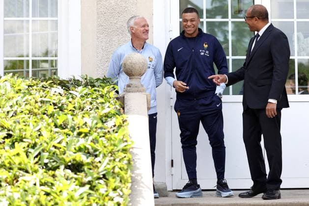 President Macron Visits The National Football Center - Clairefontaine Kylian Mbappe, Didier Deschamps, Philippe Diallo - President Emmanuel Macron visits the French men s football team, at the Clairefontaine National Football Center, in Clairefontaine-en-Yvelines, France, on June 3, 2024. Photo by Stephane Lemouton Pool ABACAPRESS.COM Clairefontaine France  Copyright: xPool ABACAx