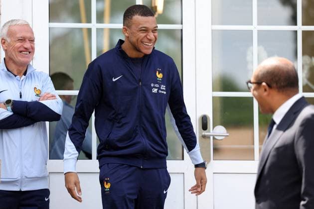 President Macron Visits The National Football Center - Clairefontaine Kylian Mbappe, Didier Deschamps, Philippe Diallo - President Emmanuel Macron visits the French men s football team, at the Clairefontaine National Football Center, in Clairefontaine-en-Yvelines, France, on June 3, 2024. Photo by Stephane Lemouton Pool ABACAPRESS.COM Clairefontaine France  Copyright: xPool ABACAx