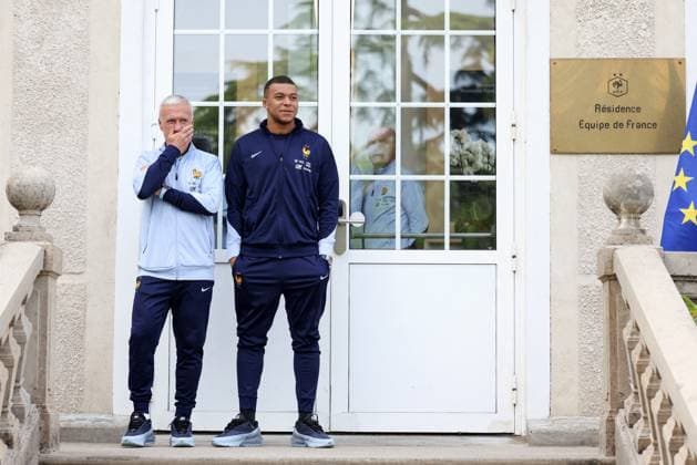 President Macron Visits The National Football Center - Clairefontaine Kylian Mbappe and Didier Deschamps - President Emmanuel Macron visits the French men s football team, at the Clairefontaine National Football Center, in Clairefontaine-en-Yvelines, France, on June 3, 2024. Photo by Stephane Lemouton Pool ABACAPRESS.COM Clairefontaine France  Copyright: xPool ABACAx