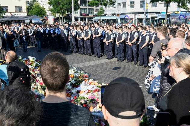 News Themen der Woche KW23 News Bilder des Tages 03.06.2024 Nach tödlicher Messerattacke am Marktplatz in Mannheim bei einer Veranstaltung der islamfeindlichen Bewegung Pax Europa BPE ruft die Stadt zur Kundgebung MANNHEIM HÄLT ZUSAMMEN als ein Zeichen für den Frieden und Zusammenhalt auf. Polizeibeamte nehmen Abschied Mannheim Baden-Württemberg Deutschland *** 03 06 2024 After fatal knife attack on the market square in Mannheim at an event organized by the Islamophobic movement Pax Europa BPE, the city calls for a rally MANNHEIM HÄLT ZUSAMMEN as a sign of peace and cohesion Police officers say goodbye Mannheim Baden Württemberg Germany