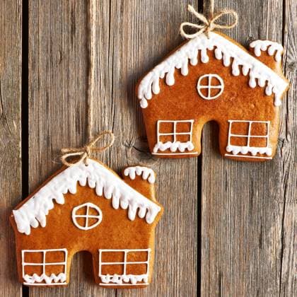 Christmas homemade gingerbread house cookies over wooden background ,model released, Symbolfoto; Weihnachten Selbstgemachte Lebkuchen Haus Coockie trueber hölzern Hintergrund ,model released, Symbolfoto ING_19078_02381