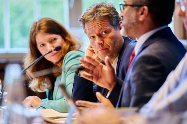 News Bilder des Tages Christmann + Habeck + Parikh - US-German Space Dialogue im BMWK EUR, Deutschland, Berlin, 03.06.2024: v.l.n.r. Anna Christmann - Koordinatorin der Bundesregierung, Bundeswirtschaftsminister Robert Habeck, Geschäftsführender Sekretär des Nationalen Weltraumrates der USA Chirag Parikh. Die deutsche und die amerikanische Raumfahrtagentur messen mit Gravity Recovery and Climate Experiment - Continuity kurz GRACE-C das Schwerefeld aus dem All. In den letzten 20 Jahren hat Deutschland mehr als 15 Milliarden Tonnen Wasser verloren. Seit über 20 Jahren helfen Messungen von Satelliten, den Wasserhaushalt der Erde zu verstehen. Am 17. März 2002 starteten die ersten beiden Satelliten im Rahmen der GRACE-Mission. Die Daten der Mis