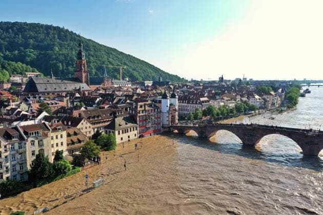 Bilder des Jahres 2024, News 06 Juni News Themen der Woche KW23 News Bilder des Tages 3.6.2024 Heidelberg unter Wasser Hochwasser in Baden Württemberg. Hier in Heidelberg trat bei einem Pegelstand von ca 3,6m der Neckar im Bereich der alten Brücke über die Ufer und überspült die Strassen. Am Montag wurde der Scheitelpunkt des Hochwasssers mit knapp 5,2 Metern erreicht.. Das Bild zeigt den Stand bei 5,13m am Nachmitag, viele Schaulustige stehen auf der Alten Brücke und betrachten die Wassermassen. Heidelberg Altstadt Baden Württemberg Deutschland *** 3 6 2024 Heidelberg under water Flooding in Baden Württemberg Here in Heidelberg, the Neckar overflowed its banks in the area of the old bridge at a water level of approx. 3.6m and flooded the streets On Monday, the peak of the flood was reached at just under 5.2 meters Th