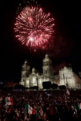 News Bilder des Tages fireworks show are observed over the Metropolitan Cathedral at the conclusion of the message of the Candidate for the presidency of Mexico, Claudia Sheinbaum Pardo at Mexico City main square Mexico City Mexico - ZUMAe321 20240603_zia_e321_119 Copyright: xLuisxBarronx