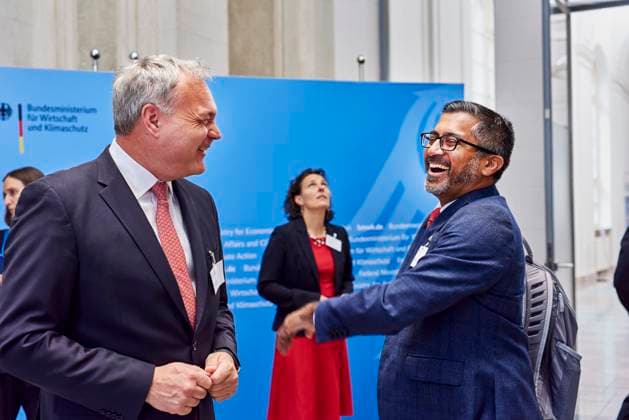 News Themen der Woche KW23 News Bilder des Tages Pelzer + Parikh - US-German Space Dialogue im BMWK EUR, Deutschland, Berlin, 03.06.2024: v.l.n.r. Walther Pelzer - Generaldirektor des DLR und der Geschäftsführende Sekretär des Nationalen Weltraumrates der USA Chirag Parikh . Die deutsche und die amerikanische Raumfahrtagentur messen mit Gravity Recovery and Climate Experiment - Continuity kurz GRACE-C das Schwerefeld aus dem All. In den letzten 20 Jahren hat Deutschland mehr als 15 Milliarden Tonnen Wasser verloren. Seit über 20 Jahren helfen Messungen von Satelliten, den Wasserhaushalt der Erde zu verstehen. Am 17. März 2002 starteten die ersten beiden Satelliten im Rahmen der GRACE-Mission. Die Daten der Missionen GRACE (2002-2017) und GRACE-FO (2018 bis heute) sin