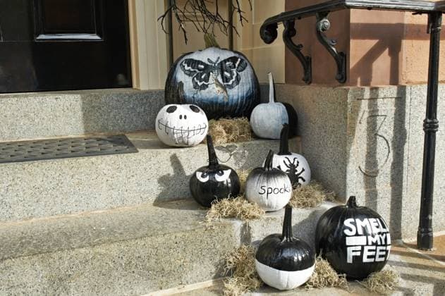 Pumpkins near the door during Halloween season ,model released, Symbolfoto; Kürbisse nahe der Tür während Halloween Jahreszeit ,model released, Symbolfoto ING_19078_07353