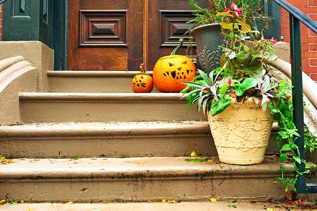Pumpkins near the door during Halloween season ,model released, Symbolfoto; Kürbisse nahe der Tür während Halloween Jahreszeit ,model released, Symbolfoto ING_19078_12104